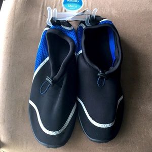 Mens Water Shoes size 9-10 new with tags